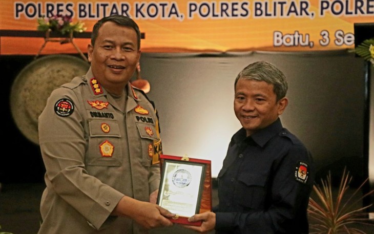 Kabid Humas Polda Jatim Kombes Dirmanto saat memberikan penghargaan kepada awak media di Kota Batu, Selasa (3/9)