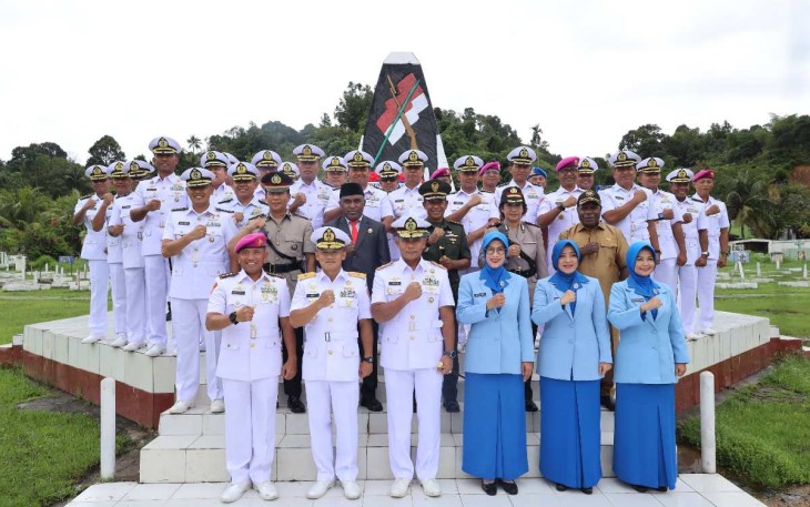 Ziarah dan tabur bunga di TMP Tri Jaya Sakti, Sorong, Selasa (3/9)