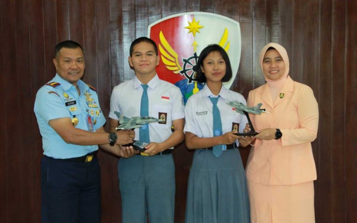 Danlanud Husein Sastranegara Kolonel Pnb Alfian bersama siswa sekolah Angkasa