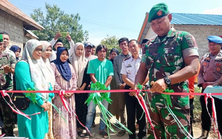 Dandim 1403/Palopo Letkol Arm Kabit Bintoro saat menggunting pita penyerahan bantuan 8 unit Huntap 