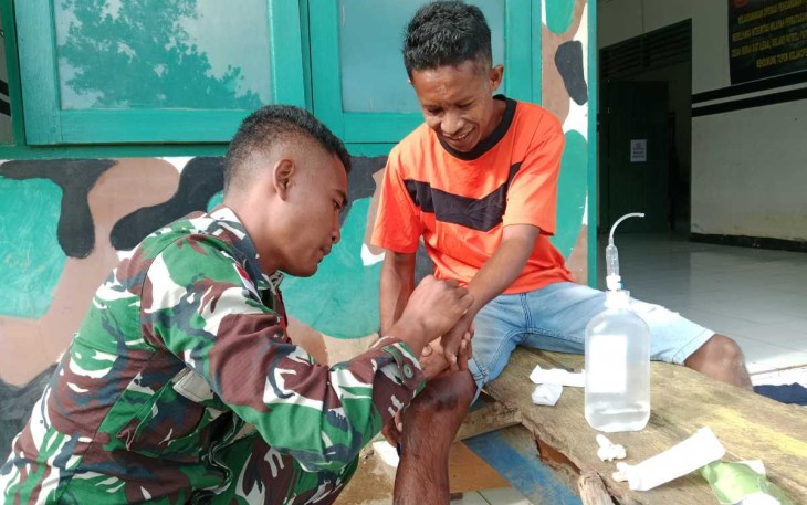 Bantu warga terjatuh dari motor