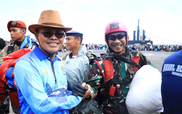 Danpuspenerbal Laksda TNI Sisyani memberikan ucapan selamat anggota penerjun payung