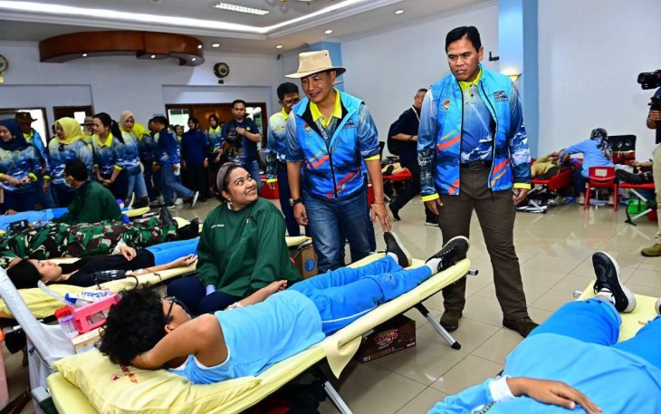 Kasal Laksamana TNI Muhammad Ali saat meninjau donor darah 