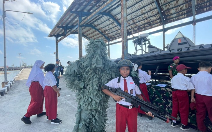 Siswa dan Siswi SD Natuna Antusias Sambut Pertanyaan dari Danlanal Ranai 