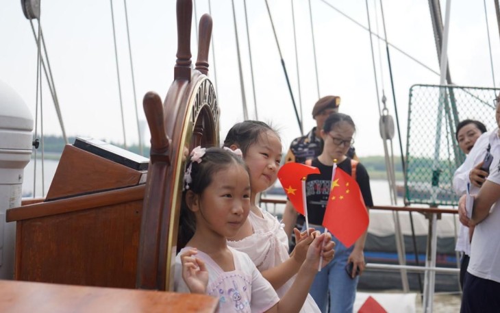 Antusias anak-anak kunjungi KRI Bima Suci saat sandar di Shanghai Naval Base, Cina