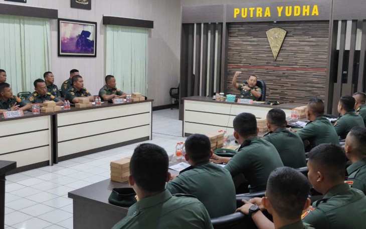 Danmenarmed 2 Kostrad Letkol Arm Siswo Budiarto saat memberikan pengarahan 