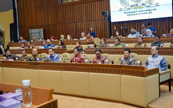 Menteri ATR/BPN Agus Harimurti Yudhoyono saat raker bersama Komisi II DPR RI di Jakarta, Senin (9/9)
