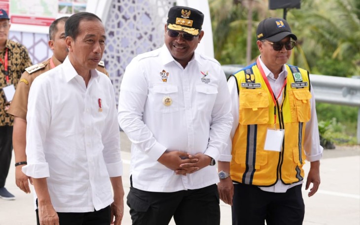 Presiden Joko Widodo di dampingi Pj Gubernur Aceh Safrizal ZA usai peresmian ruas tol di Aceh, Senin (9/9)