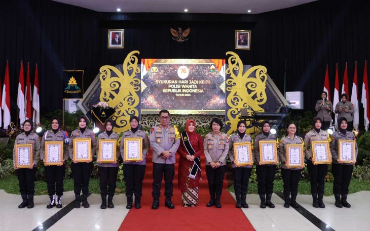 Kapolda Kalteng Irjen Pol Drs Djoko Poerwanto saat foto bersama polwan berprestasi 