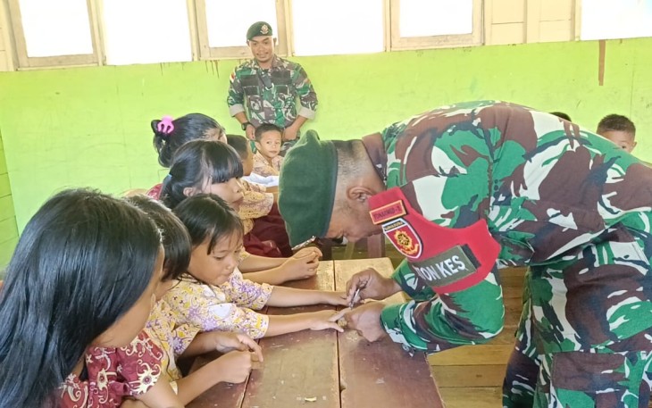 Pemotongan kuku siswa di perbatasan 