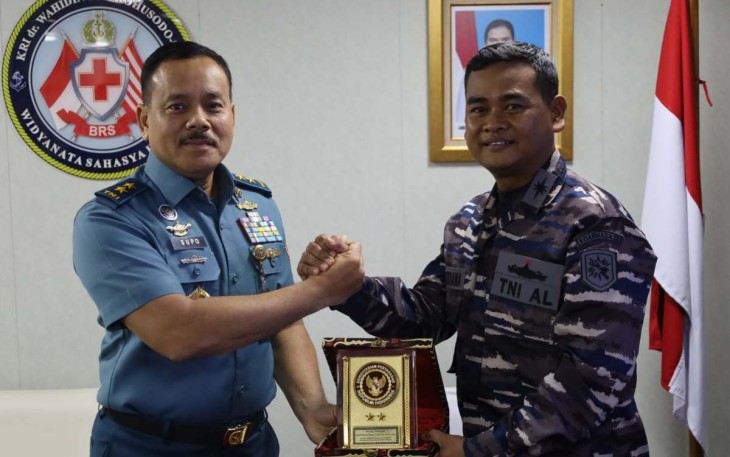 Komandan KRI WHS-991 Letkol Laut (P) Edi Herdiana saat menerima cenderamata 