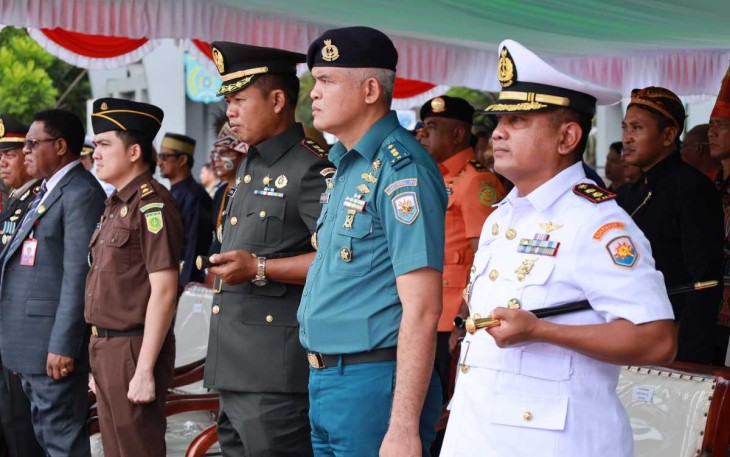 Dansatud Koarmada III Letkol Laut (P) Sugeng Lamiyo (Seragam Biru)