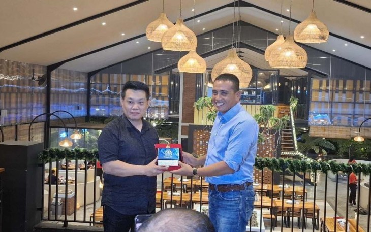 Owner Warung Wareg Kepanjen Tri Handono (kiri) saat menerima cenderamata dari Asintel Divif 2 Kostrad Letkol Inf Setyo Budiyono, Selasa (17/9)