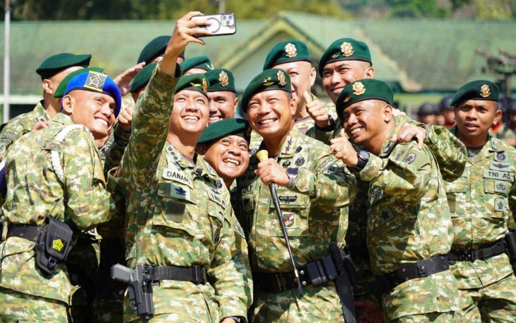 Pangdivif 2 Kostrad Mayjen TNI Anton Yuliantoro foto bersama usai sertijab 