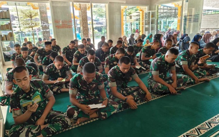 Doa bersama dan yasinan prajurit Menarmed 2 Kostrad 