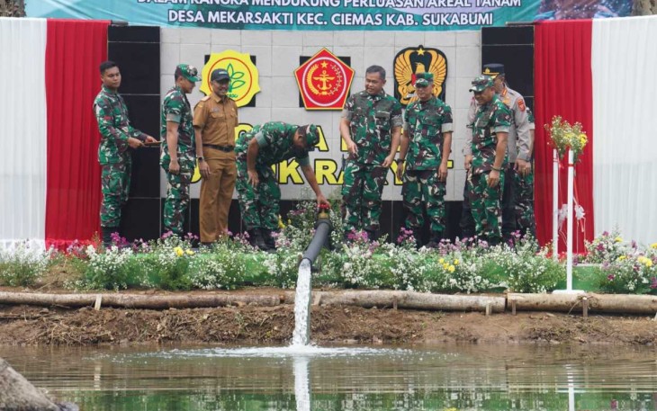 Pangkostrad Letjen TNI Mohamad Hasan saat mendampingi Kasad meresmikan program pipanisasi dam parit mekarsakti di Sukabumi, Senin (23/9)