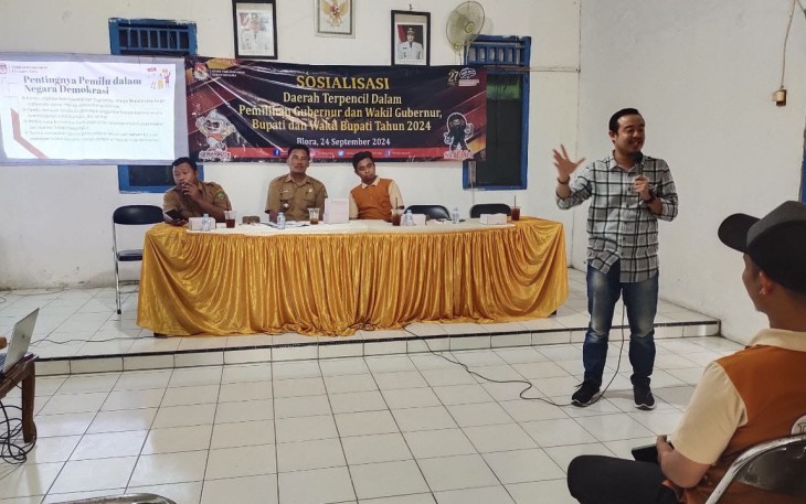 Ahmad Mustakim Kordiv Sosdiklih Parmas dan SDM KPU Blora sosialisasi terkait Pilkada 2024 di Desa Jatiklampok Kecamatan Banjarejo Kabupaten Blora