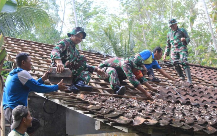 Prajurit Kodim Trenggalek renovasi rumah warga 