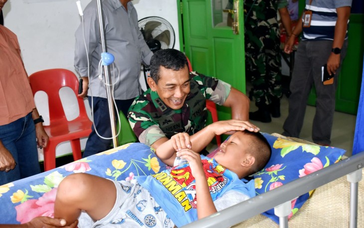Danrem 023/KS Kolonel Inf Jansen P Nainggolan saat menjenguk korban DBD di Kabupaten Nias Selatan 