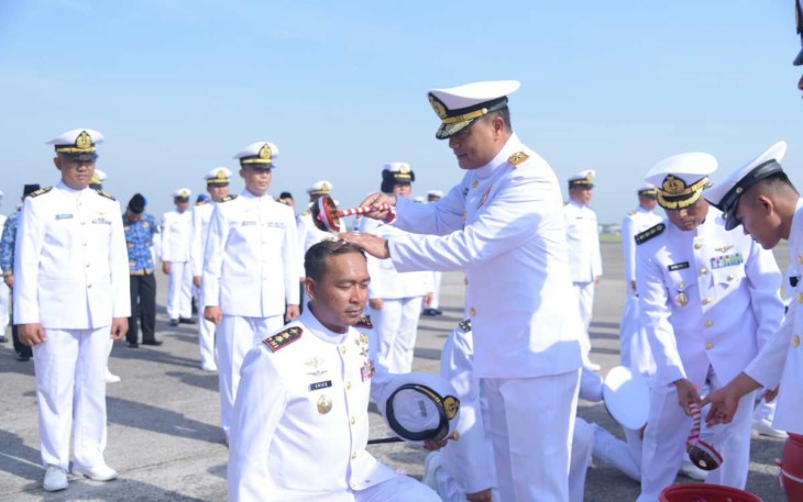 Danpuspenerbal Laksda TNI Sisyani Jaffar menyiram air kembang kenaikan pangkat personelnya