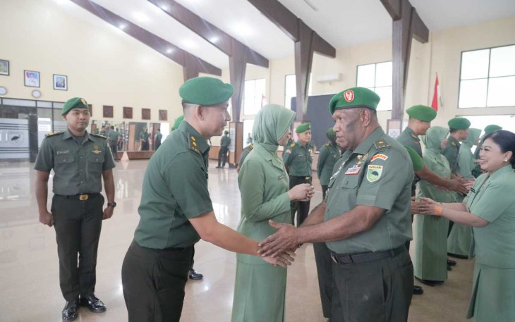 Kasdam XVIII Kasuari Brigjen TNI Yusuf Ragainaga saat memberikan ucapan selamat kenaikan pangkat prajuritnya