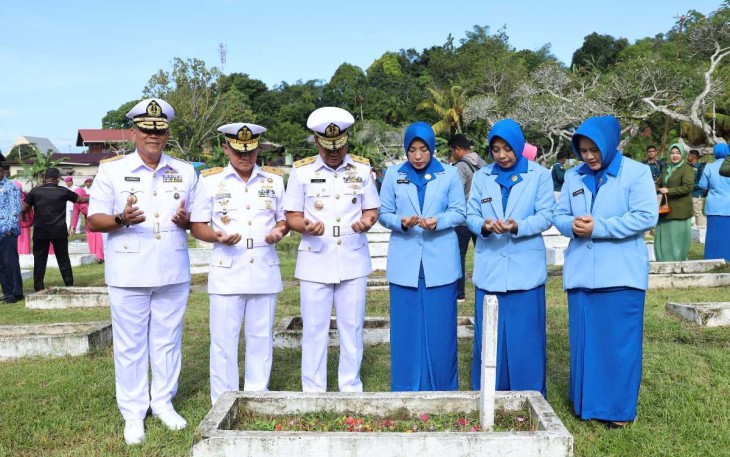 Ziarah dan tabur bunga