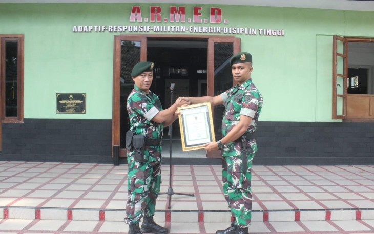 Dandenma Menarmed 2 Kostrad Mayor Arm Sumarsono memberikan piagam penghargaan prajurit terbaik, Senin (14/10)