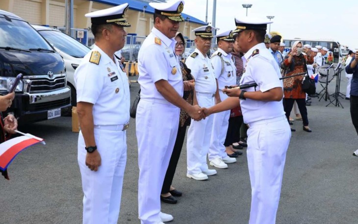 Pangkoarmada III Laksda TNI Hersan melepas keberangkatan KRI Bima Suci di Filipina 