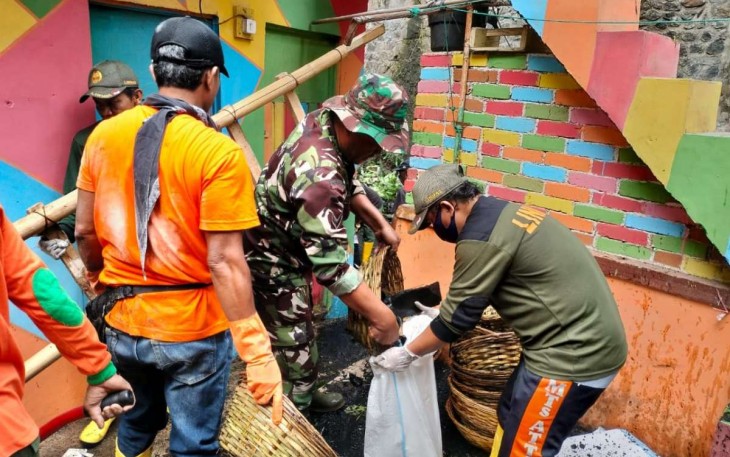 Kerja bakti lingkungan di wilayah desa binaan 