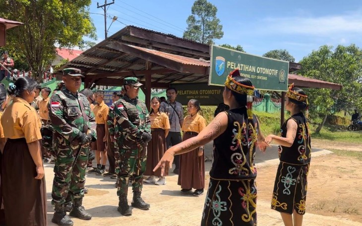 Tarian adat saat menyambut Pangdam XII/Tpr Mayjen TNI Iwan Setiawan di rumah singgah remaja