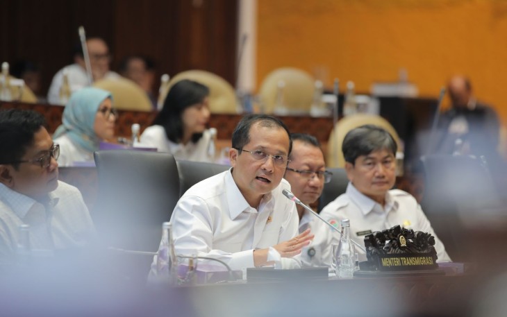 Menteri Transmigrasi (Mentrans) M Iftitah Sulaiman Suryanagara  Menteri Transmigrasi Iftitah Sulaiman, Wakil Menteri Transmigrasi Viva Yoga Mauladi, Sekjen Kemendes PDTT Taufik Madjid, mengikuti Rapat Kerja Komisi V DPR di Gedung Parlemen, Senayan, Jakarta, Selasa (05/11/2024). Agenda rapat ini realisasi anggaran dan tindak lanjut hasil pemeriksaan sementara BPK RI 