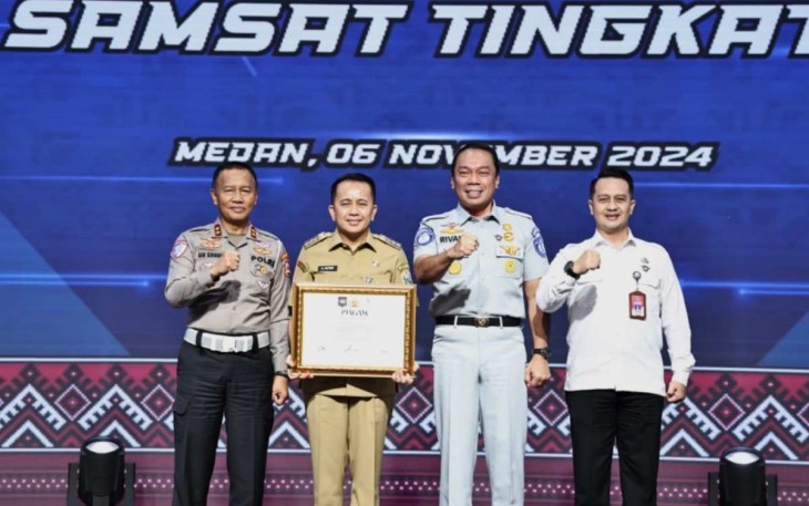 Pj Gubernur Sumut Agus Fatoni saat menerima penghargaan 