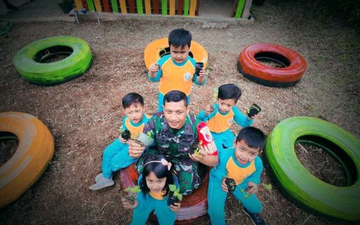 Pelda Masyhuriah bersama anak-anak di wilayah desa binaan 