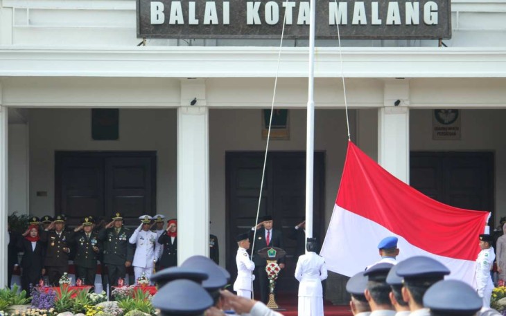 Dandim 0833/Kota Malang Letkol Arm Aris Gunawan saat upacara peringatan hari Pahlawan di Balai Kota Malang, Minggu (10/11)