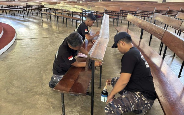 Karya bakti pengecetan gereja di Vanuatu