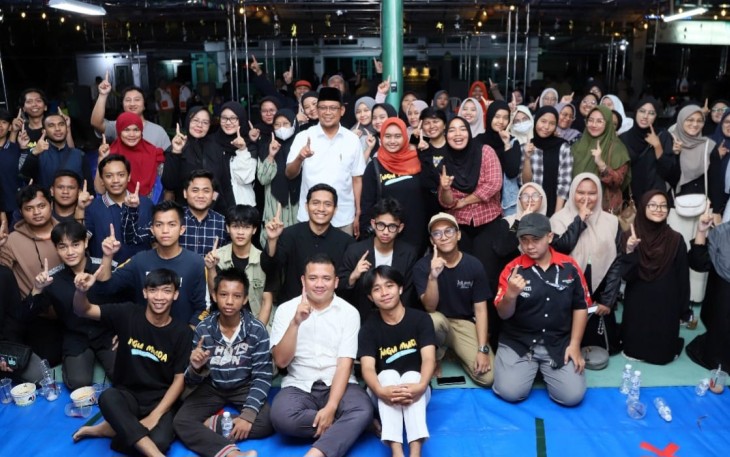 Calon Wali Kota Depok Imam Budi Hartono didampingi Ketua Panitia, Aan Mi'dad, Sp.KG dan Rohman usai dialog ProvoAksi Imam di Kelurahan Tugu, Senin (11/11)