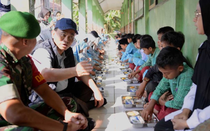 Menkop Budi Arie Setiadi bersama siswa dalam uji coba program MBG di Kabupaten Sukabumi 