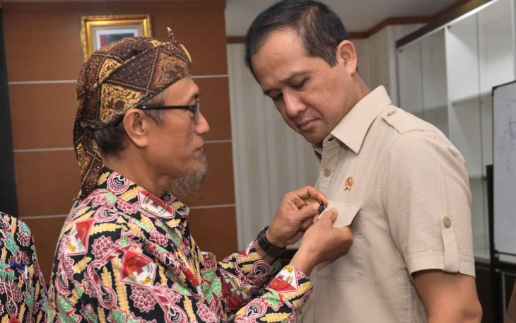 Menteri Transmigrasi Iftitah Sulaiman menerima pin PATRI di Jakarta 