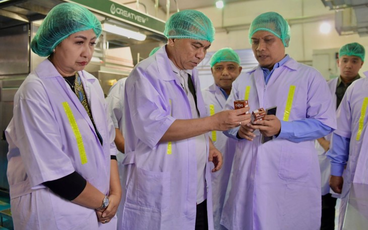 Menkop Budi Arie Setiadi saat mengunjungi pengolahan susu di Bandung 