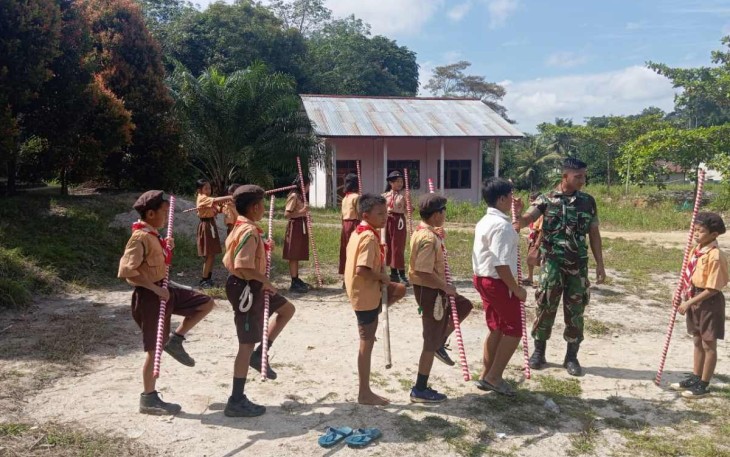 Pelatihan baris berbaris siswa di perbatasan 