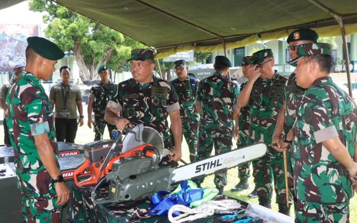 Pangkogabwilhan II Marsda TNI M Khairil Lubis saat pengecekan kesiapan alat penanggulangan bencana di Yonzipur 10/JP, Malang, Kamis (21/11)