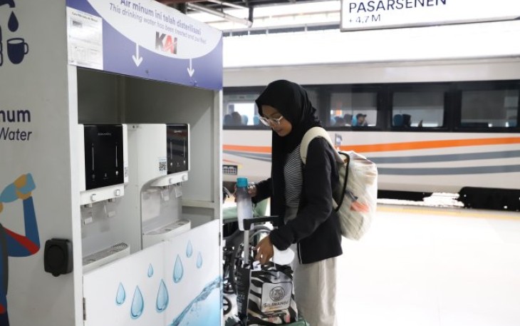 Dispenser air PT KAI di Stasiun Pasar Senen, Jakarta 