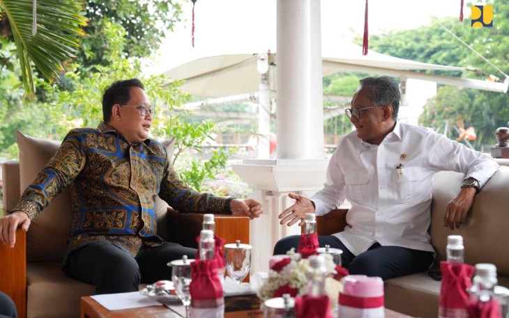 Menteri PU Dody Hanggodo bersama Pj Gubernur Jatim Adhy Karyono di gedung Grahadi, Kamis (21/11)