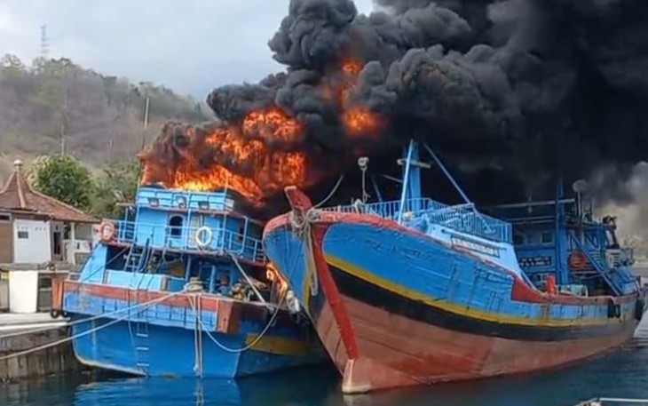 Kapal terbakar di kawasan pelabuhan Masami Pasifik Banyuwangi 