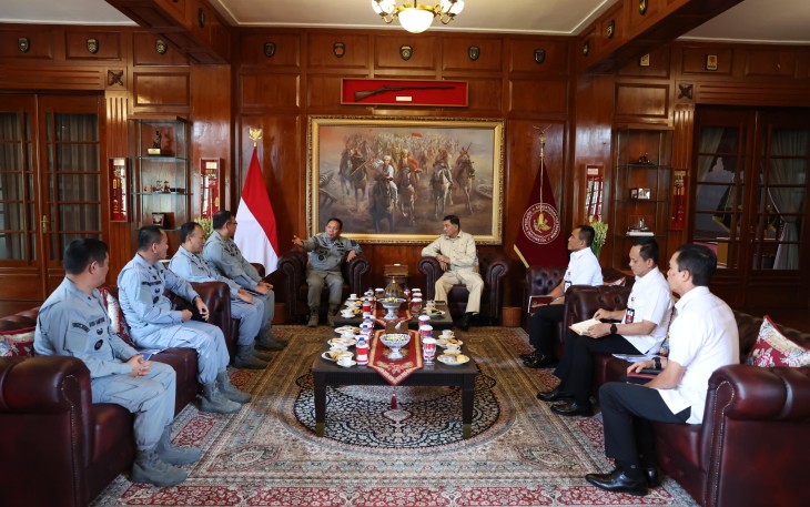 Kepala Bakamla RI, Laksamana Madya TNI Dr. Irvansyah, S.H., M.Tr.Ospla., saat melaksanakan kunjungan kehormatan (courtesy call) kepada Menteri Pertahanan RI, Sjafrie Sjamsoeddin, di Kantor Kementerian Pertahanan, Jakarta, Kamis (5/12/2024).