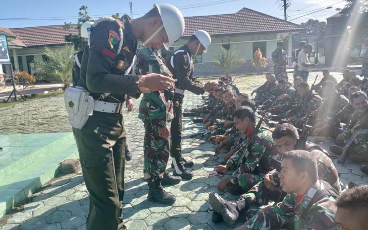 Pemeriksaan HP Prajurit Kodim 1416/Muna, Kamis (5/12)