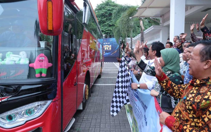 Wamentrans Viva saat melepas transmigran di Surabaya, Kamis (5/12)