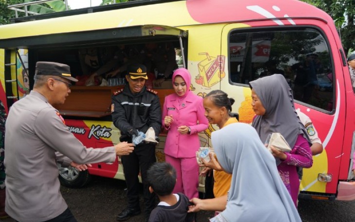 Mobil Si Sumeh Polres Pasuruan Kota saat salurkan bantuan untuk korban banjir di Rejoso, Senin (9/12)