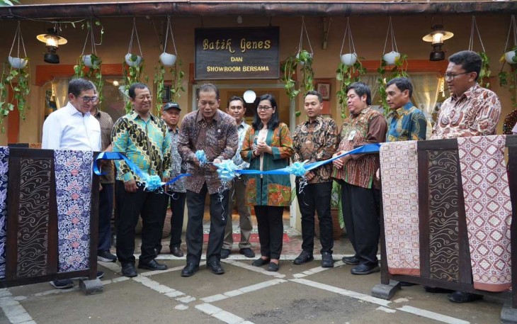 Wamenkop Ferry Juliantono saat meresmikan showroom di Surakarta 