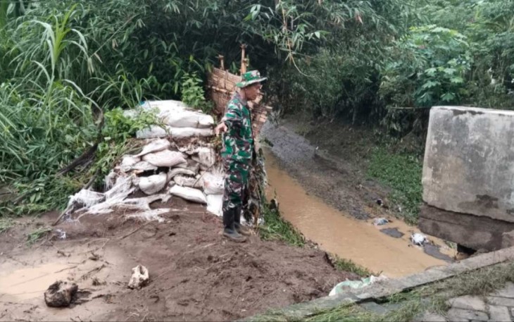 Penanganan tanggul jebol di wilayah desa binaan 